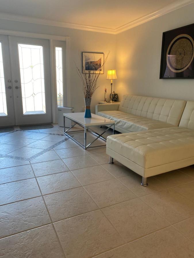 This Homestay Oasis Is The Cape'S Best Place To Stay Cape Coral Bagian luar foto